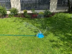 3-armet roterende sprinkler med base