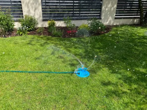 3-armet roterende sprinkler med base