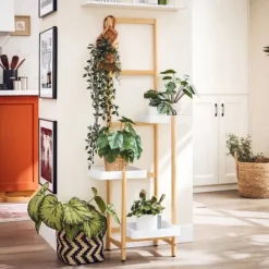 Blomsterhylde i træ - Planteholder STR13-WN - Flere niveauer - Til 3 potter - 31×130×27 cm - Samling kræves - Hvid