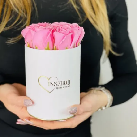 Blomsterkasse Inspiruj - Hvid kasse med sæberoser - nr. 6 Lys lilla