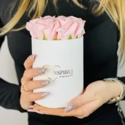 Blomsterkasse Inspiruj - Hvid kasse med sæberoser - nr. 6 Lys lilla