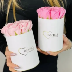 Blomsterkasse Inspiruj - Hvid kasse med sæberoser - nr. 6 Lys lilla