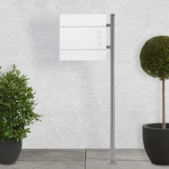 Fritstående brevkasse med avisrum 37 cm Hvid inkl. stativ 120 cm høj Fritstående brevkasse i sølv