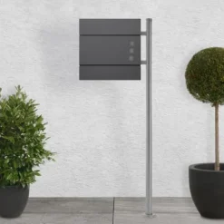Fritstående brevkasse med avisrum 37 cm antracit inkl. stativ 120 cm højt Fritstående brevkasse sølv