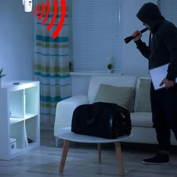 Infrarød bevægelsessensoralarm - tyverialarm med 2 fjernbetjeninger, 105° scanningsområde og 105dB, egnet til hjem/garage/butik