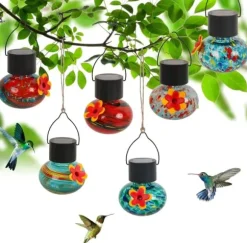 OBOSOE Solar Hummingbird Feeder med vindklokke – 6 lækagesikre glasdøre, matteret design og flerfarvet natlys