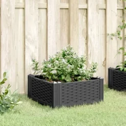 Praktisk plantekasse med spyd - Slidstærkt polypropylene | Farve: Sort | Størrelse: 42,5x42,5x28,5 cm