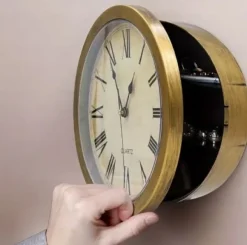 Sikkert vægur i vintagestil med skjult opbevaringsplads