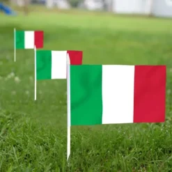 Sæt med italienske flag Håndflag 13 x 20 cm 12 stk. med en 30,5 cm spydspids