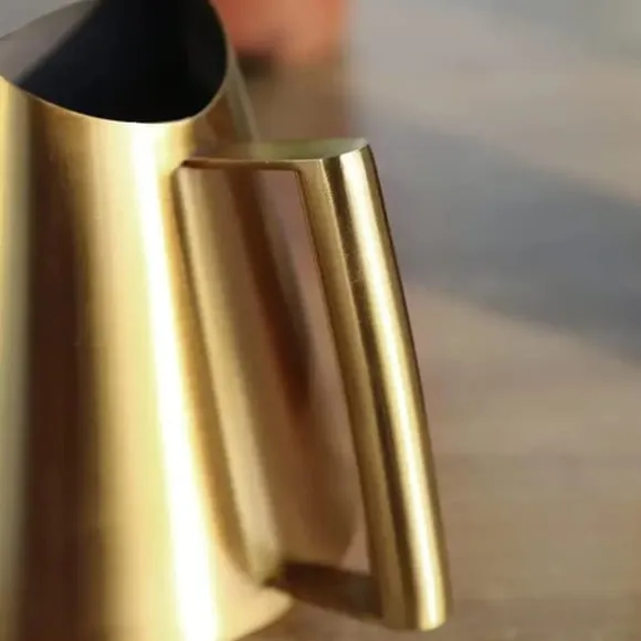 Vandkande - Lille blomsterkande - Rustfrit stål 201 - Lang tud - 900 ml - Moderne design - Lakeret overflade - Guld