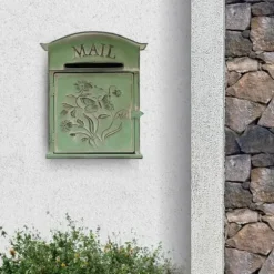 Vintage udendørs postkasse - Vægmonteret - Metal - Sommerfugl- og blomstermønster - Rustik - Brevindkast 19,5×1,5 cm - 27×10,5×31,2 cm - Armygrøn